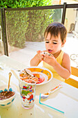 Mädchen isst Austern, Perols, Montpellier, Herault, Languedoc-Roussillon, Frankreich