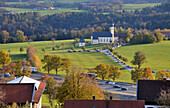 Blick vom Irschenberg zur St Marius Kirche mit Autobahn, Landschaften in Bayern, Oberbayern, Bayern, Deutschland