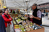 Markt mit Foie Gras in der Altstadt von Sarlat-la-Canéda, Périgord, Dordogne, Aquitaine, West-Frankreich, Frankreich