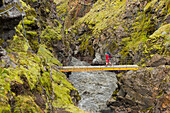Eine Person, Brücke über den Fluss Emstrua, Laugarvegur, Fjallabak, Südisland, Island