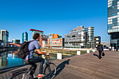 Radfahrer, Medienhafen, Düsseldorf, Nordrhein Westfalen, Deutschland