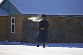 rauchender Mongole im traditionellen Deel, Mongolei