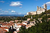 France, Languedoc-Roussillon, Herault Department, Beziers, Cathedrale St-Nazaire cathedral and town, elevated view