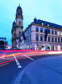 Theatinerkirche, Odeonsplatz und Brienner Straße am Abend, München, Bayern, Deutschland