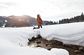 Junge Frau im Schnee, Spitzingsee, Oberbayern, Bayern, Deutschland