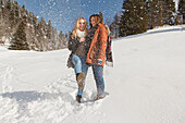 Zwei junge Frauen im Schnee, Spitzingsee, Oberbayern, Bayern, Deutschland