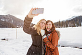 Zwei junge Frauen machen ein Selfie, Spitzingsee, Oberbayern, Bayern, Deutschland