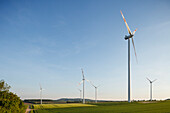 Windkraftanlage, Windräder, Rapsfeld, Bioenergie, erneuerbare Energie, bei Gunzenhausen, Mittelfranken, Franken, Bayern, Deutschland, Europa
