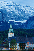 Schloss Elmau bei Klais, 20. Jhd., Architekt Carlo Sattler, Hotel, Wettersteingebirge, Frühling, Berge, bei Mittenwald, Werdenfelser Land, Bayerische Alpen, Oberbayern, Bayern, Deutschland, Europa