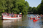 Kanus und Ausflugsschiff auf einem Kanal, Plagwitz, Leipzig, Sachsen, Deutschland