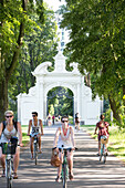 Radfahrer am Adlertor, Keesscher Park, Markkleeberg, Sachsen, Deutschland