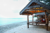 Gäste in einem Strandbale, Restaurant Pongkor, Gili Air, Lombok, Indonesien