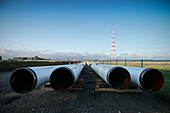 Pipeline Rohre liegen in Landschaft bereit, Wedel bei Hamburg, Elbe, Deutschland