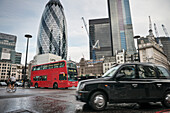 die Gurke von Norman Foster, typisches London Taxi und roter Bus, Liverpool Street, London, England, Vereinigtes Königreich, Europa