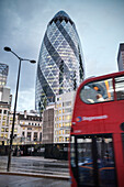 abstrakte Ansicht von Gurke von Norman Fostern mit rotem London Bus, Liverpool Street, London, England, Vereinigtes Königreich, Europa