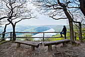 Ranger blickt auf den Edersee vom Aussichtspunkt Kahle Hard Route bei Bringhausen im Nationalpark Kellerwald-Edersee, Nordhessen, Hessen, Deutschland, Europa