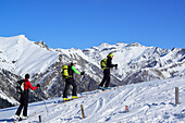 Drei Personen auf Skitour steigen zur Gammerspitze auf, Tuxer Alpen im Hintergrund, Gammerspitze, Schmirntal, Zillertaler Alpen, Tirol, Österreich
