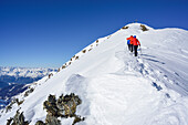Drei Personen steigen über Grat zum Kleinen Kaserer auf, Kleiner Kaserer, Schmirntal, Zillertaler Alpen, Tirol, Österreich