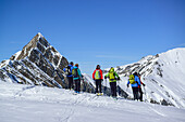 Mehrere Personen auf Skitour blicken auf Bergpanorama, Hornspitze im Hintergrund, Frauenwand, Schmirntal, Zillertaler Alpen, Tirol, Österreich