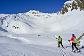 Zwei Personen auf Skitour steigen zur Schneespitze auf, Schneespitze, Pflerschtal, Stubaier Alpen, Südtirol, Italien