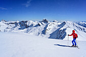Frau auf Skitour steigt zum Monte Faraut auf, im Hintergrund Pelvo d'Elva, Monte Camoscere und Rocca la Marchisa, Monte Faraut, Valle Varaita, Cottische Alpen, Piemont, Italien
