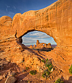 Turrent Arch durch das North Window, The Windows Section, Arches National Park, Utah, USA