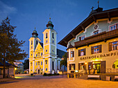 Hauptplatz, Kirche, St. Johann in Tirol, Österreich