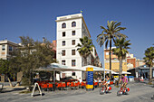 Straßencafe, Mietfahrräder, Passeig Maritim de la Barceloneta, Uferpromenade, Stadtviertel Barceloneta, Barcelona, Katalonien, Spanien, Europa