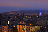 Blick über Barcelona vom Berg Montjuic, La Seu, Cathedral de Santa Eulalia, Kathedrale, Torre Agbar, Architekt Jean Novel, 2004, LED-Beleuchtung, Barcelona, Katalonien, Spanien, Europa