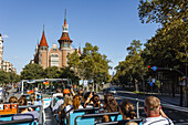 Blick von Barcelona Bus Turistic auf Casa Terrades, Casa de les Punxes, Architekt Puig i Cadafalch, Modernisme, Jugendstil, Stadtviertel Eixample, Barcelona, Katalonien, Spanien, Europa