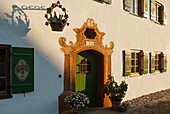 Eingang, Tür, Bauernhaus von 1734 in Seehausen am Staffelsee, bei Murnau, Blaues Land, Landkreis Garmisch-Partenkirchen, Bayerisches Voralpenland, Oberbayern, Bayern, Deutschland, Europa