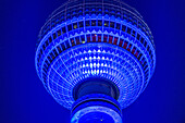 Bunt beleuchteter Alex Fernsehturm bei Nacht, Berlin Alexanderplatz, Deutschland