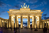 Berlin, Brandenburger Tor, Quadriga, Daemmerung