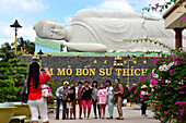 Liegender Buddha im Tempel von My Tho im Mekong-Delta, Vietnam, Asien