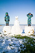 Jungs spielen auf riesen Schneeball, Cuxhaven, Nordsee, Niedersachsen, Deutschland