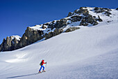 Frau auf Skitour steigt zum Piz Lischana auf, Piz Lischana, Sesvennagruppe, Engadin, Graubünden, Schweiz