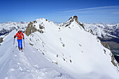 Frau auf Skitour steigt über Grat zum Piz Lischana auf, Piz Lischana, Sesvennagruppe, Engadin, Graubünden, Schweiz