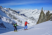 Zwei Personen auf Skitour steigen zur Dreiherrnspitze auf, Dreiherrnspitze, Ahrntal, Hohe Tauern, Südtirol, Italien