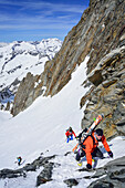 Mehrere Personen auf Skitour steigen mit Pickel und Steigeisen von der Dreiherrnspitze ab, Dreiherrnspitze, Ahrntal, Hohe Tauern, Südtirol, Italien