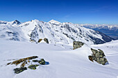 Blick auf Hippoldspitze, Hobarjoch und Hirzer, Halslspitze, Tuxer Alpen, Tirol, Österreich