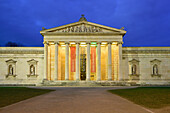 Beleuchtete Glyptothek im Abendlicht, Königsplatz, München, Oberbayern, Bayern, Deutschland