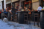 Menschen und Bulldogge an Strassentischen in der Bar Pepa y Pepe in der Fussgängerzone in  Malaga, Andalusien, Spanien, Europa