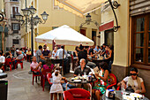 Menschen und Strassenrestaurants in der Calle Sta. Maria nahe der Plaza de la Constitucion, Malaga, Andalusien, Spanien, Europa