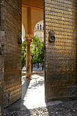 Tor zum Garten der der Mezquita in Cordoba, Andalusien, Spanien