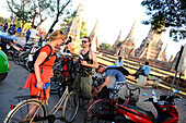 Tourists at Wat Chai Wattanaram, Buddhist tempel in the ancient city of Ayutthaya, Thailand