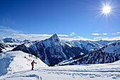 Frau auf Skitour steigt zum Floch auf, Großer Rettenstein im Hintergrund, Floch, Spertental, Kitzbüheler Alpen, Tirol, Österreich