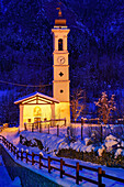 Beleuchtete Kirche von Prazzo superiore, Prazzo, Valle Maira, Cottische Alpen, Piemont, Italien