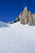 Zwei Skispuren im Valle Enchiausa, Valle Maira, Cottische Alpen, Piemont, Italien