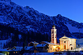Beleuchtete Kirche und Ortschaft von Chialvetta, Chialvetta, Valle Maira, Cottische Alpen, Piemont, Italien