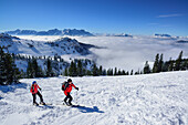Zwei Personen auf Skitour steigen zum Sonntagshorn auf, Berchtesgadener Alpen im Hintergrund, Sonntagshorn, Chiemgauer Alpen, Salzburg, Österreich